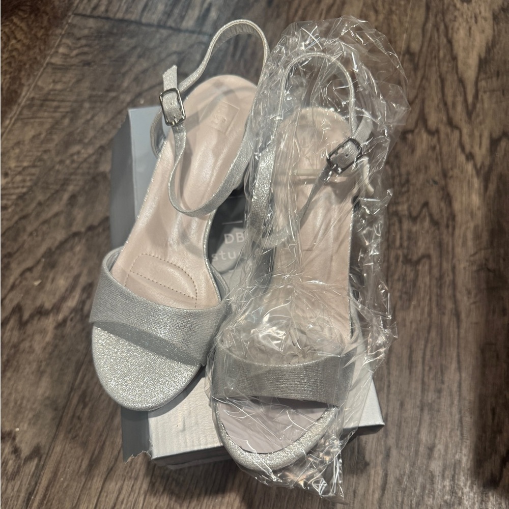 DB Studio Kori Elegant Silver Women's low heels NIB SZ 7